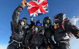 Patru veterani britanici cuceresc Everestul în timp record
