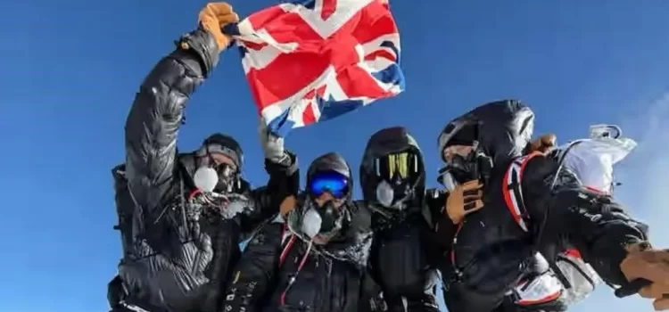 Patru veterani britanici cuceresc Everestul în timp record